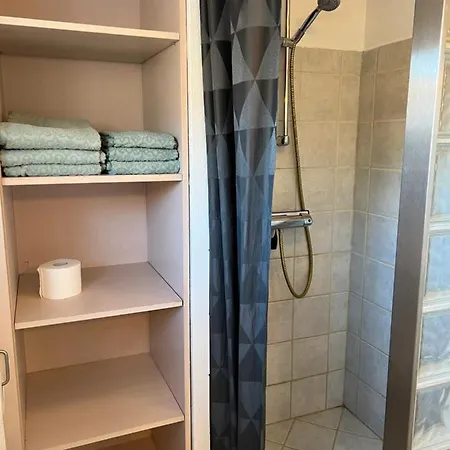 Hyggelig & Lys Kaelderlejlighed Apartment *